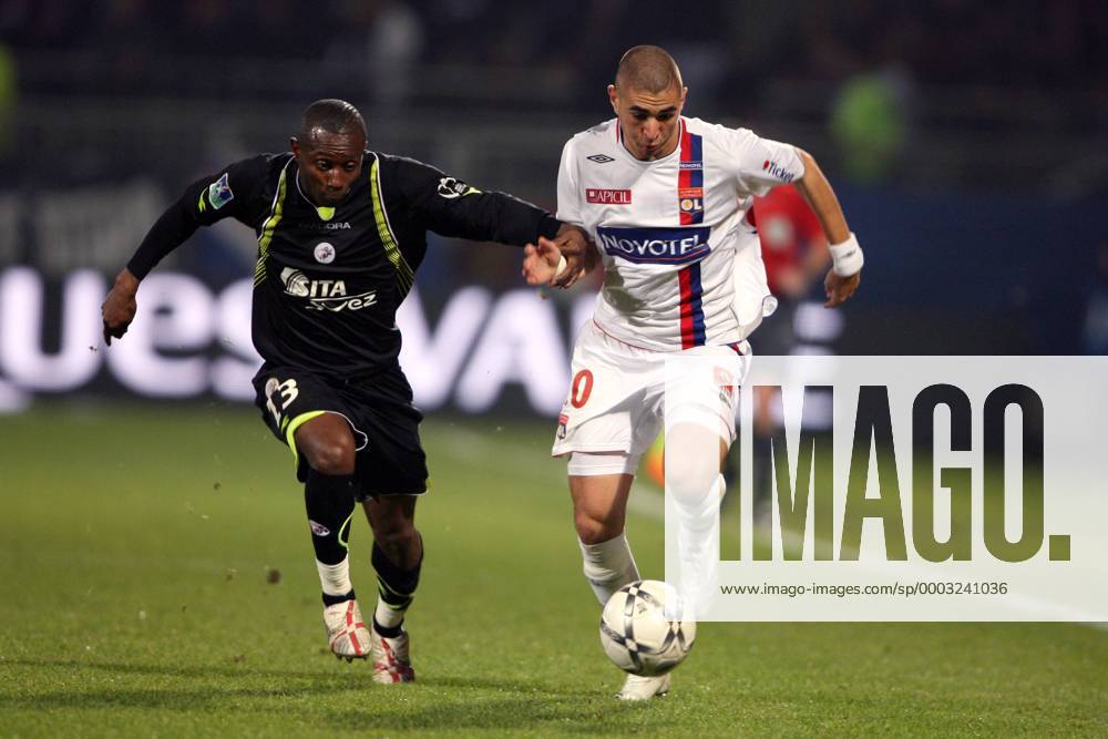 Karim Benzema (Lyon, re.) gegen Mody Traore (Valenciennes) - Fußball Herren Ligue 1 2007 2008, 1. Französische Liga, Olympique Lyonnais - Valenciennes FC 2:0, OL Gruppe Lyon Dynamik, Kampf, Fußball Herren Ligue 1 2007 2008, 1. Französische Liga, Olympique Lyonnais - Valenciennes FC 2:0, OL Gruppe Lyon Dynamik, Kampf,