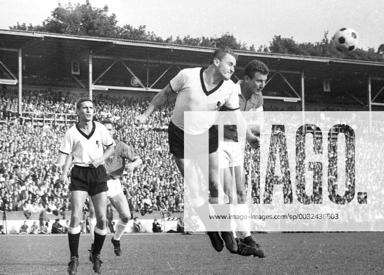 1. FC Köln Borussia Neunkirchen 4 3 05 09 1964 header duel right Hans Schäfer 1 FC Köln HM