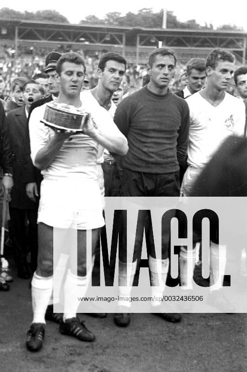 West German Cup final 1 FC Cologne FC Schalke 04 08 08 1964 Hans Schäfer with the Cup behind Leo wild also goalkeeper Anton Schumacher far right Jürgen rumor HM