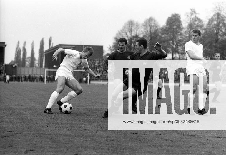 1 FC Cologne 1 FC Nuremberg 0 0 08 05 1965 game scene Karl Heinz Thielen Cologne li on the ball Middle Tasso wild front and Lugi Müller both FCN re Hans Schäfer Cologne HM