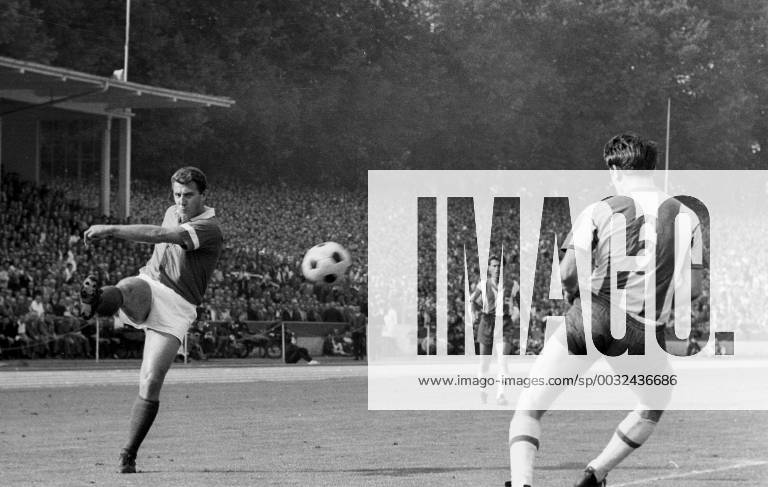 1. FC Cologne Hertha BSC Berlin 2 3 22 08 1964 Hans Schäfer Cologne shoots on goal HM