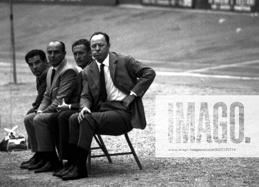 Trainer Gipo Viani (re.) und Co Trainer Nils Liedholm (beide AC Mailand, 2.v.re.) verfolgen skeptisch das Geschehen - Fußball Herren Serie A 1964 1965, 1. Italienische Liga, AC Mailand, Milan Gruppe Aufnahmedatum geschätzt Mailand Skepsis, Fußball Herren Serie A 1964 1965, 1. Italienische Liga, AC Mailand, Milan Gruppe Aufnahmedatum geschätzt Mailand Skepsis,