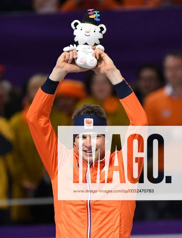 (180211) -- PYEONGCHANG, Feb. 11, 2018 -- Sven Kramer of the Netherlands celebrates during the venue ceremony after men s 5000m event of Speed skating Eisschnelllauf at 2018 PyeongChang Winter Olympic Games Olympische Spiele Olympia OS at Gangneung Oval, Gangneung, South Korea, Feb. 11, 2018. Sven Kramer claimed the title in a time of 6:09.76 and set a new Olympic record. ) (SP)OLY-SOUTH KOREA-PYEONGCHANG-SPEED SKATING-MEN S 5000M JuxHuanzong
