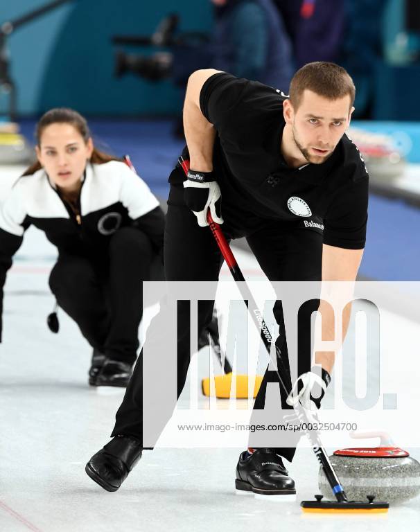 PyeongChang 2018 - Highlights der Olympischen Spiele (180213) -- PYEONGCHANG, Feb. 13, 2018 -- Olympic athletes from Russia Anastasia Bryzgalova (Back) and Aleksandr Krushelnitckii compete during mixed doubles curling match against Kristin Skaslien and Magnus Nedregotten from Norway at 2018 PyeongChang Winter Olympic Games Olympische Spiele Olympia OS at Gangneung Curling Centre, Feb. 13, 2018. Olympic athletes from Russia won 8-4 and claimed the bronze medal. ) (SP)OLY-SOUTH KOREA-PYEONGCHANG-CURLING-MIXED DOUBLES-BRONZE MEDAL-OAR VS NOR MaxPing