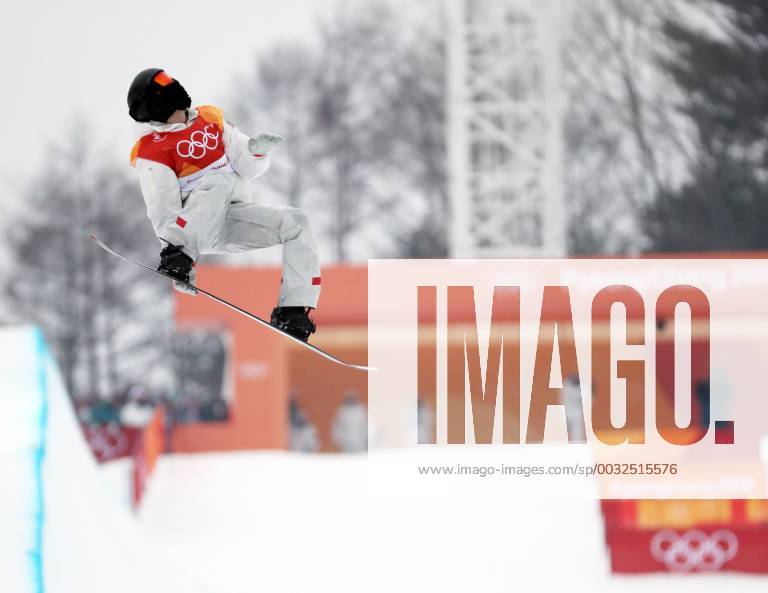 (180214) -- PYEONGCHANG, Feb. 14, 2018 -- Shaun White of the U.S. competes during the men s halfpipe of snowboard at 2018 PyeongChang Winter Olympic Games Olympische Spiele Olympia OS at Phoenix Snow Park, in PyeongChang, South Korea, Feb. 14, 2018. Shaun White won the gold medal with 97.75 points. ) (SP)OLY-SOUTH KOREA-PYEONGCHANG-SNOWBOARD-MEN S HALFPIPE FeixMaohua