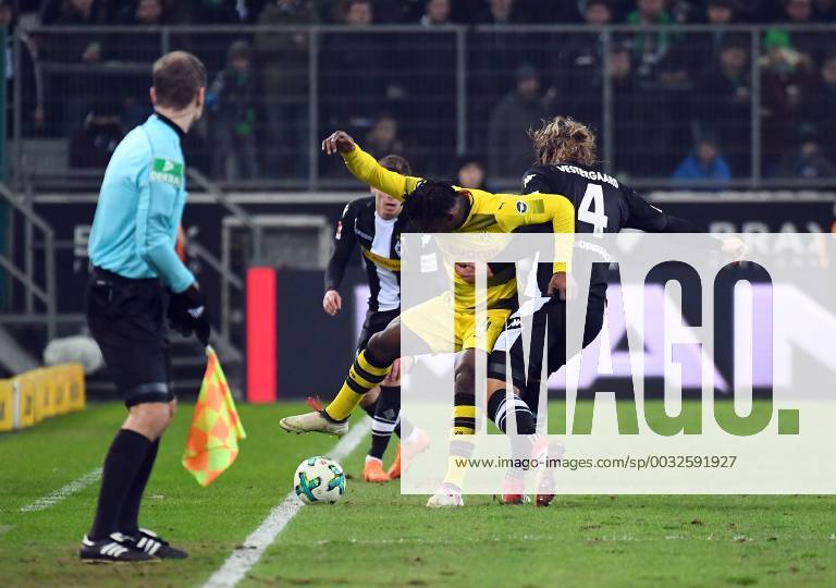 football 1 Bundesliga Borussia Mönchengladbach Borussia Dortmund v l Michy Batshuayi Borussia Dortmund Jannik Vestergaard Borussia Mönchengladbach Mönchengladbach