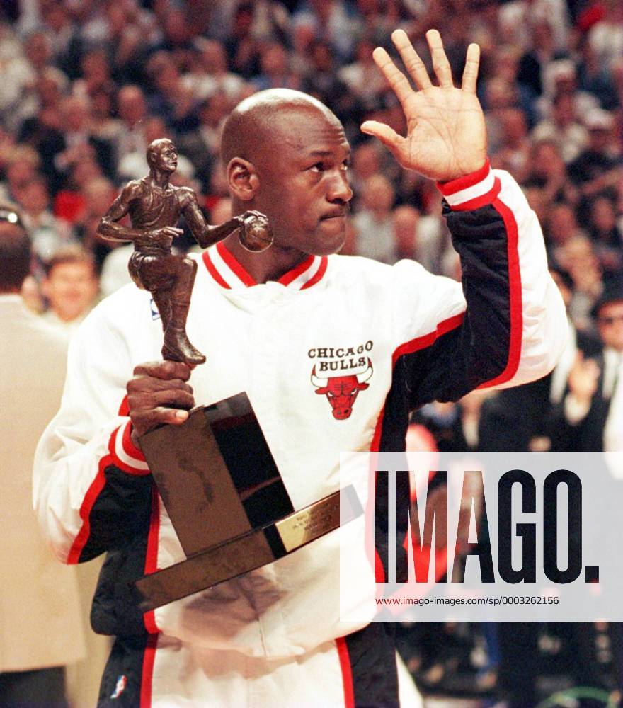 Michael Jordan (Chicago Bulls) präsentiert stolz die Trophäe für den wertvollsten Spieler der regulären Saison 1995 1996 - (CHI9605210324955957) Basketball Herren NBA 1995 1996, Auszeichnung, Spielerauszeichnung, Ehrung, Spielerehrung Einzelbild Chicago Basketball Herren NBA 1995 1996, Auszeichnung, Spielerauszeichnung, Ehrung, Spielerehrung Einzelbild Chicago