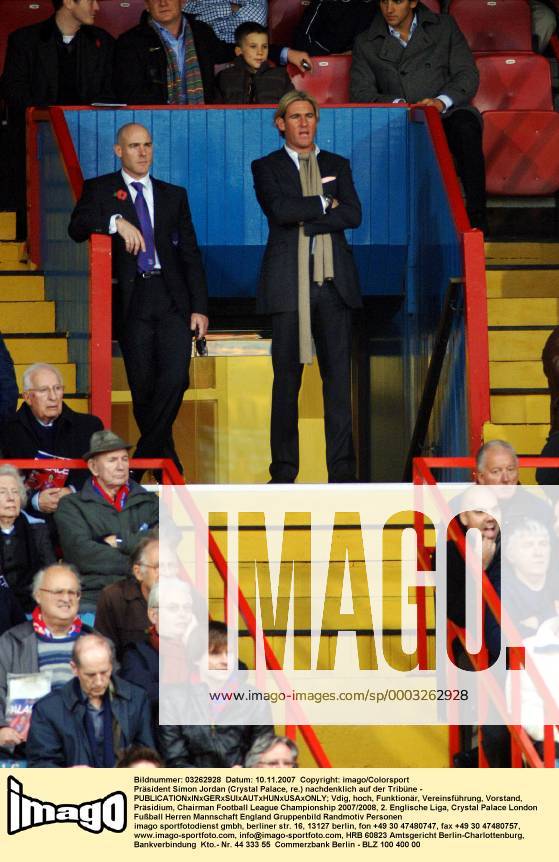 Präsident Simon Jordan (Crystal Palace, re.) nachdenklich auf der Tribüne - Fußball Herren Football League Championship 2007 2008, 2. Englische Liga, Crystal Palace Gruppe London Fußball Herren Football League Championship 2007 2008, 2. Englische Liga, Crystal Palace Gruppe London