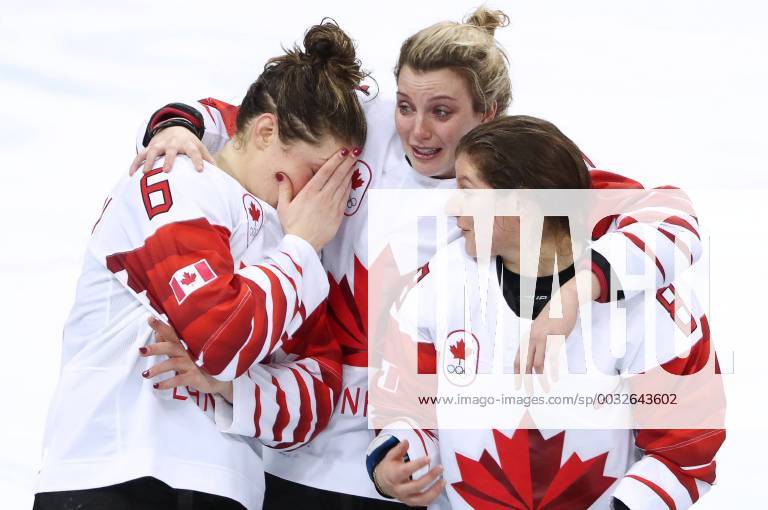 Canadian players win silver medals as they lose the women s final Ice hockey Eishockey match against the United States as part of the 2018 Winter Olympic Games Olympische Spiele Olympia OS at the Gangneung Hockey Centre with a 2-3 score. Valery Sharifulin TASS TS0752C9