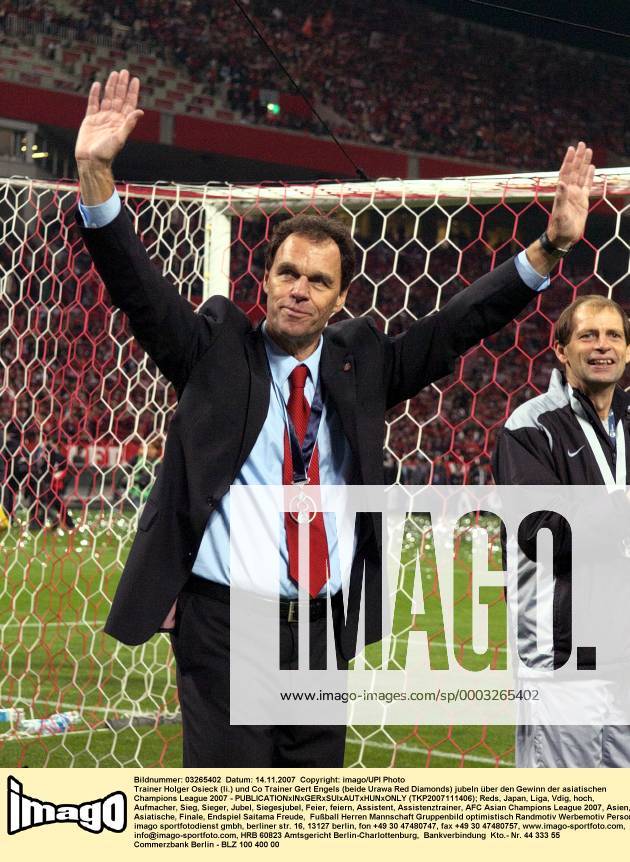 Trainer Holger Osieck (li.) und Co Trainer Gert Engels (beide Urawa Red Diamonds) jubeln über den Gewinn der asiatischen Champions League 2007 - (TKP2007111406) Fußball Herren AFC Asian Champions League 2007, Asien, Asiatische, Finale, Endspiel Gruppe Saitama Freude, Fußball Herren AFC Asian Champions League 2007, Asien, Asiatische, Finale, Endspiel Gruppe Saitama Freude,
