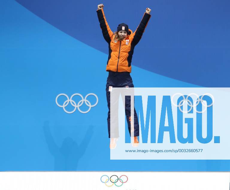 (180223) -- PYEONGCHANG, Feb. 23, 2018 -- Champion Suzanne Schulting of the Netherlands poses for photos during medal ceremony of women s 1000m final of short track Speed skating Eisschnelllauf at the 2018 PyeongChang Winter Olympic Games Olympische Spiele Olympia OS at Medal Plaza, PyeongChang, South Korea, Feb. 23, 2018. ) (SP)OLY-SOUTH KOREA-PYEONGCHANG-SHORT TRACK-WOMEN S 1000M-MEDAL CEREMONY BaixXuefei