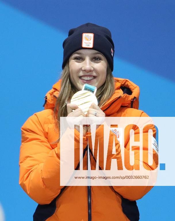 (180223) -- PYEONGCHANG, Feb. 23, 2018 -- Champion Suzanne Schulting of the Netherlands poses for photos during medal ceremony of women s 1000m final of short track Speed skating Eisschnelllauf at the 2018 PyeongChang Winter Olympic Games Olympische Spiele Olympia OS at Medal Plaza, PyeongChang, South Korea, Feb. 23, 2018. ) (SP)OLY-SOUTH KOREA-PYEONGCHANG-SHORT TRACK-WOMEN S 1000M-MEDAL CEREMONY BaixXuefei