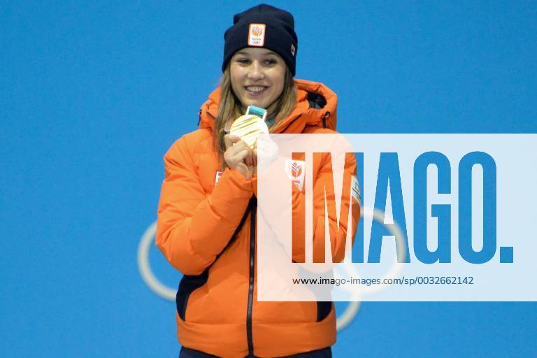 Pyeongchang, South Korea - SUZANNE SCHULTING of the Netherlands celebrates getting the gold medal in the Ladies 1000m short track Speed skating Eisschnelllauf event in the PyeongChang Olympic Games Olympische Spiele Olympia OS Pyeongchang 18: Medal Winners - ZUMAl132 20180223_zap_l132_038