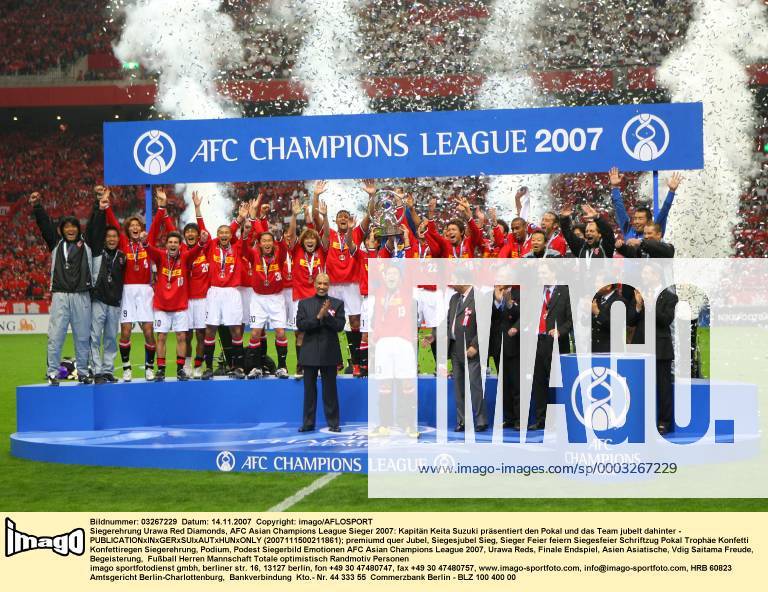 Siegerehrung Urawa Red Diamonds, AFC Asian Champions League Sieger 2007: Kapitän Keita Suzuki präsentiert den Pokal und das Team jubelt dahinter - (2007111500211861) Fußball Herren AFC Asian Champions League 2007, Urawa Reds, Finale Endspiel, Asien Asiatische, Vdig Totale Saitama Freude, Begeisterung, Fußball Herren AFC Asian Champions League 2007, Urawa Reds, Finale Endspiel, Asien Asiatische, Vdig Totale Saitama Freude, Begeisterung,