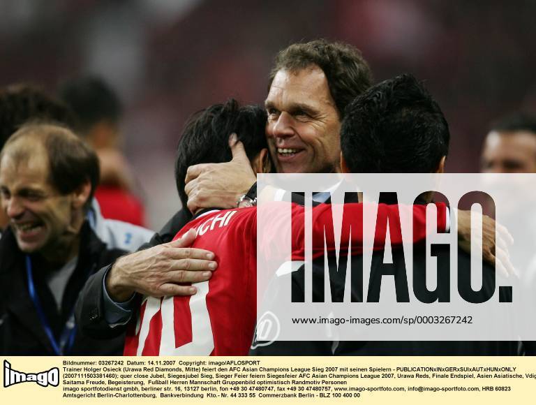 Trainer Holger Osieck (Urawa Red Diamonds, Mitte) feiert den AFC Asian Champions League Sieg 2007 mit seinen Spielern - (2007111503381460) Fußball Herren AFC Asian Champions League 2007, Urawa Reds, Finale Endspiel, Asien Asiatische, Vdig Gruppe Saitama Freude, Begeisterung, Fußball Herren AFC Asian Champions League 2007, Urawa Reds, Finale Endspiel, Asien Asiatische, Vdig Gruppe Saitama Freude, Begeisterung,