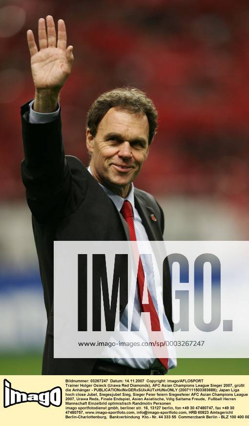 Trainer Holger Osieck (Urawa Red Diamonds), AFC Asian Champions League Sieger 2007, grüßt die Anhänger - (2007111503383688) Fußball Herren AFC Asian Champions League 2007, Urawa Reds, Finale Endspiel, Asien Asiatische, Vdig Einzelbild Saitama Freude, Fußball Herren AFC Asian Champions League 2007, Urawa Reds, Finale Endspiel, Asien Asiatische, Vdig Einzelbild Saitama Freude,