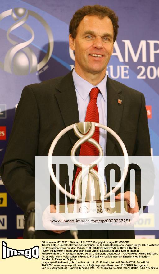 Trainer Holger Osieck (Urawa Red Diamonds), AFC Asian Champions League Sieger 2007, während der Pressekonferenz mit dem Pokal - (200711151204091) Fußball Herren AFC Asian Champions League 2007, Urawa Reds, Finale Endspiel, Asien Asiatische, Vdig Einzelbild Saitama Freude, Fußball Herren AFC Asian Champions League 2007, Urawa Reds, Finale Endspiel, Asien Asiatische, Vdig Einzelbild Saitama Freude,