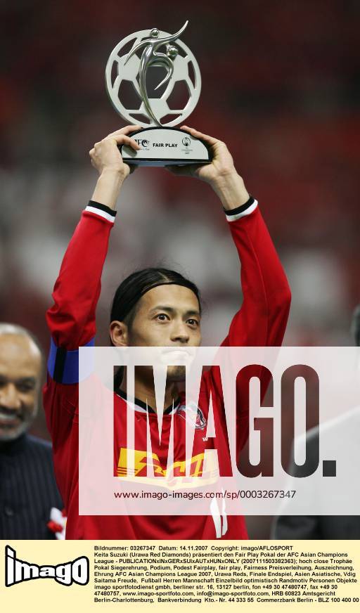Keita Suzuki (Urawa Red Diamonds) präsentiert den Fair Play Pokal der AFC Asian Champions League - (2007111503382363) Fußball Herren AFC Asian Champions League 2007, Urawa Reds, Finale Endspiel, Asien Asiatische, Vdig Einzelbild Saitama Freude, Fußball Herren AFC Asian Champions League 2007, Urawa Reds, Finale Endspiel, Asien Asiatische, Vdig Einzelbild Saitama Freude,