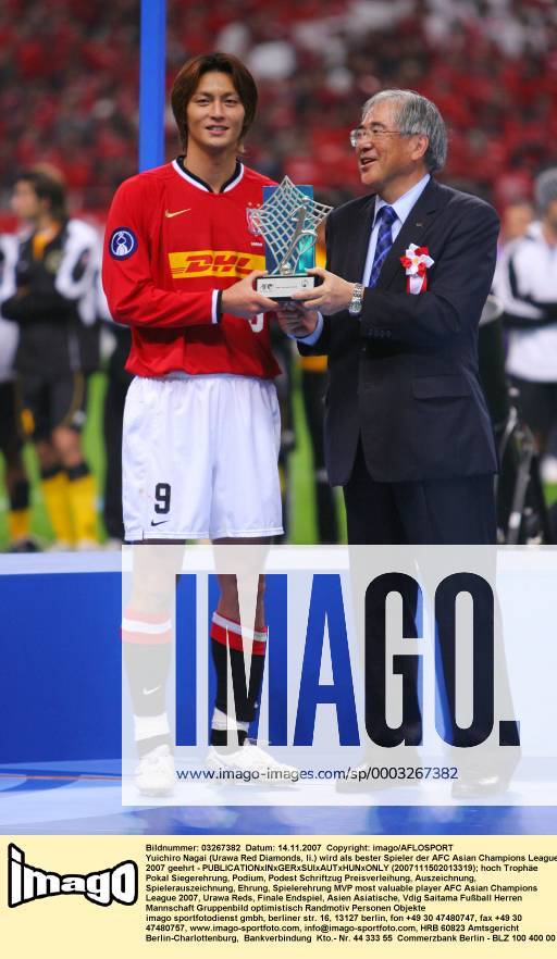 Yuichiro Nagai (Urawa Red Diamonds, li.) wird als bester Spieler der AFC Asian Champions League 2007 geehrt - (2007111502013319) Fußball Herren AFC Asian Champions League 2007, Urawa Reds, Finale Endspiel, Asien Asiatische, Vdig Gruppe Saitama Fußball Herren AFC Asian Champions League 2007, Urawa Reds, Finale Endspiel, Asien Asiatische, Vdig Gruppe Saitama