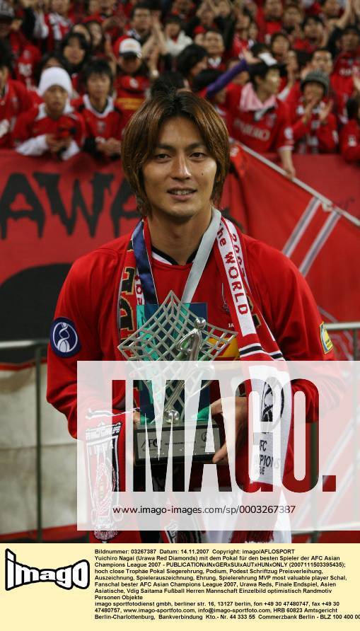 Yuichiro Nagai (Urawa Red Diamonds) mit dem Pokal für den besten Spieler der AFC Asian Champions League 2007 - (2007111503395435) Fußball Herren AFC Asian Champions League 2007, Urawa Reds, Finale Endspiel, Asien Asiatische, Vdig Einzelbild Saitama Fußball Herren AFC Asian Champions League 2007, Urawa Reds, Finale Endspiel, Asien Asiatische, Vdig Einzelbild Saitama