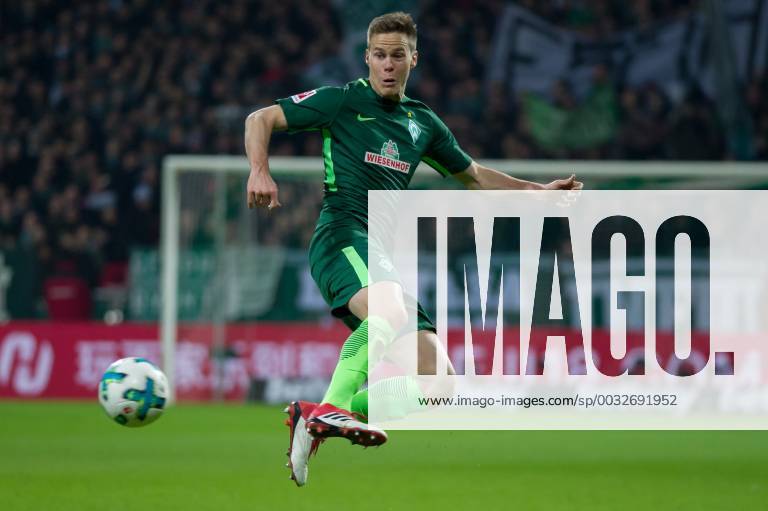Niklas Moisander SV Werder Bremen 18 at the ball Freisteller Einzelbild Action Action Spieszene Bremen