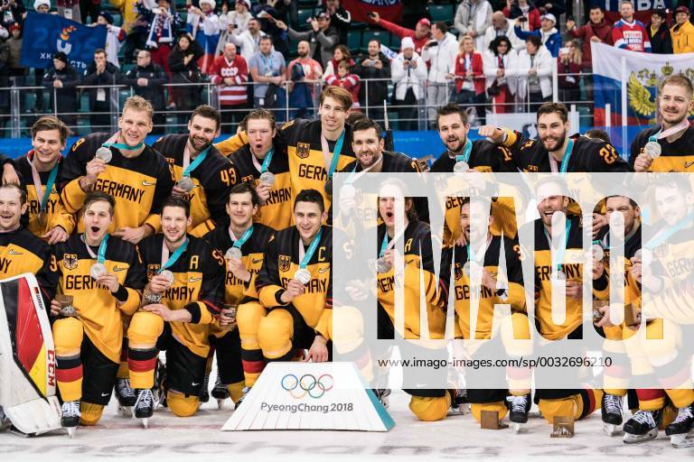 (180225) -- PYEONGCHANG, Feb. 25, 2018 -- Silver-medalists Germany s players celebrate during the medal ceremony of men s Ice hockey Eishockey event at Gangneung Hockey Centre, in Gangneung, South Korea, Feb. 25, 2018. ) (SP)OLY-SOUTH KOREA-PYEONGCHANG-ICE HOCKEY-MEN S GOLD MEDAL GAME-OAR VS GER WuxZhuang