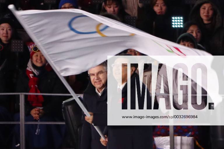 The President of the International Olympic Committee (IOC), Thomas Bach (L) hands over the Olympic flag to Beijing Mayor Chen Jining at the closing ceremony of the PyeongChang 2018 Winter Olympic Games Olympische Spiele Olympia OS at Pyeongchang Olympic Stadium. Valery Sharifulin TASS TS075B31