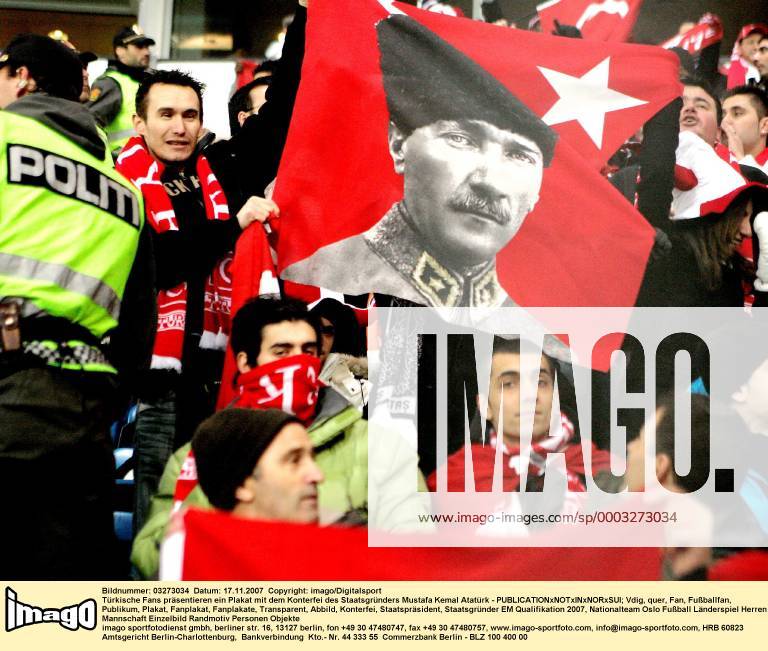 Türkische Fans präsentieren ein Plakat mit dem Konterfei des Staatsgründers Mustafa Kemal Atatürk - Fußball Länderspiel Herren EM Qualifikation 2007, Nationalteam Einzelbild Oslo Fußball Länderspiel Herren EM Qualifikation 2007, Nationalteam Einzelbild Oslo