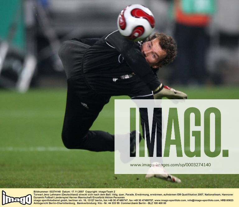 Torwart Jens Lehmann (Deutschland) streckt sich nach dem Ball Fußball Länderspiel Herren EM Qualifikation 2007, Nationalteam, Einzelbild Hannover Dynamik Fußball Länderspiel Herren EM Qualifikation 2007, Nationalteam, Einzelbild Hannover Dynamik