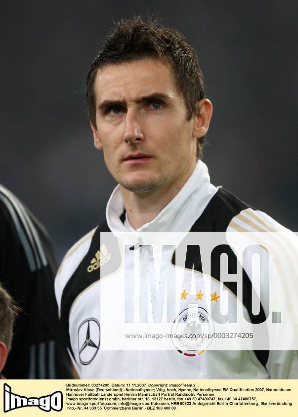 Miroslav Klose (Deutschland) - Nationalhymne Fußball Länderspiel Herren EM Qualifikation 2007, Nationalteam Porträt Hannover Fußball Länderspiel Herren EM Qualifikation 2007, Nationalteam Porträt Hannover
