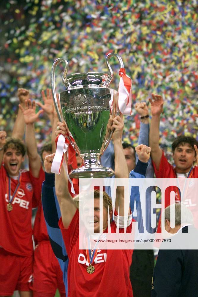 Stefan Effenberg (Bayern) präsentiert stolz den Pokal Fußball EC 1 Herren Champions League 2000 2001, Finale, Endspiel, FC Bayern München Einzelbild Giuseppe-Meazza-Stadion San Siro Mailand Freude,
