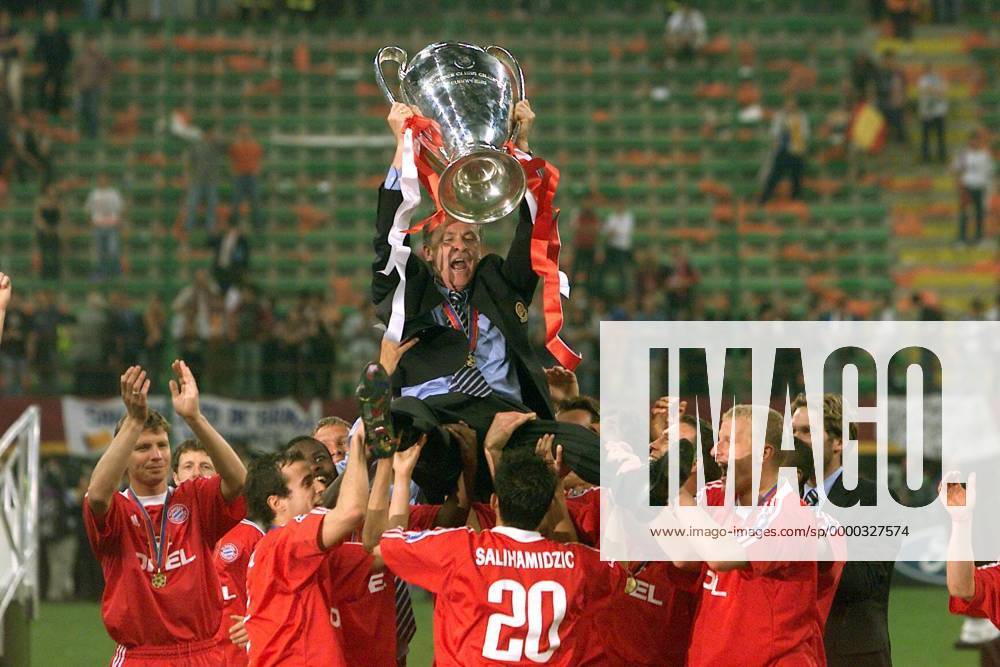 Fußball, FC Bayern München, Champions League Sieger 2001 Trainer Ottmar Hitzfeld (Bayern) wird von seinen Jungs gefeiert Fußball EC 1 Herren Champions League 2000 2001, Finale, Endspiel, FC Bayern München Totale Giuseppe-Meazza-Stadion San Siro Mailand Freude, Begeisterung