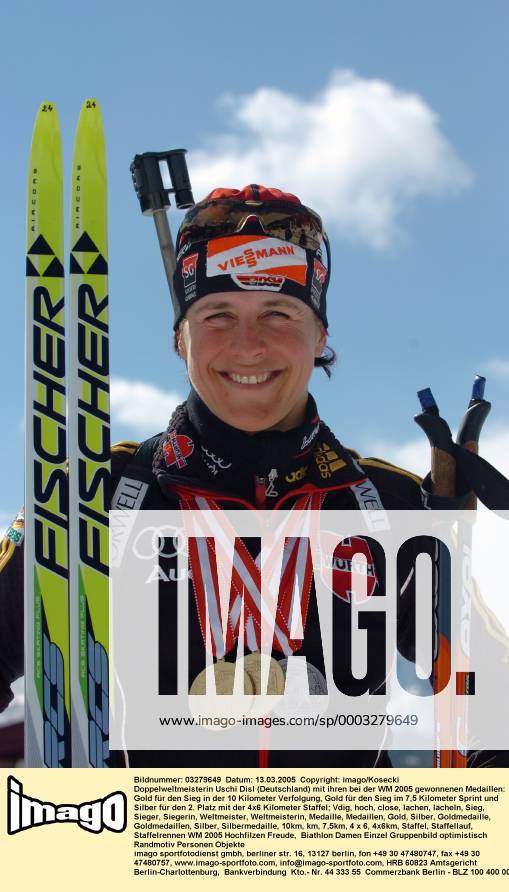 Doppelweltmeisterin Uschi Disl (Deutschland) mit ihren bei der WM 2005 gewonnenen Medaillen: Gold für den Sieg in der 10 Kilometer Verfolgung, Gold für den Sieg im 7,5 Kilometer Sprint und Silber für den 2. Platz mit der 4x6 Kilometer Staffel Biathlon Damen WM 2005 Gruppe Hochfilzen Freude, Biathlon Damen WM 2005 Gruppe Hochfilzen Freude,