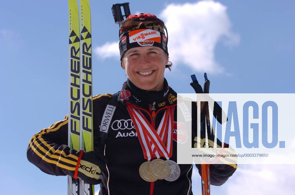 Doppelweltmeisterin Uschi Disl (Deutschland) mit ihren bei der WM 2005 gewonnenen Medaillen: Gold für den Sieg in der 10 Kilometer Verfolgung, Gold für den Sieg im 7,5 Kilometer Sprint und Silber für den 2. Platz mit der 4x6 Kilometer Staffel Biathlon Damen WM 2005 Einzelbild Hochfilzen Freude, Biathlon Damen WM 2005 Einzelbild Hochfilzen Freude,