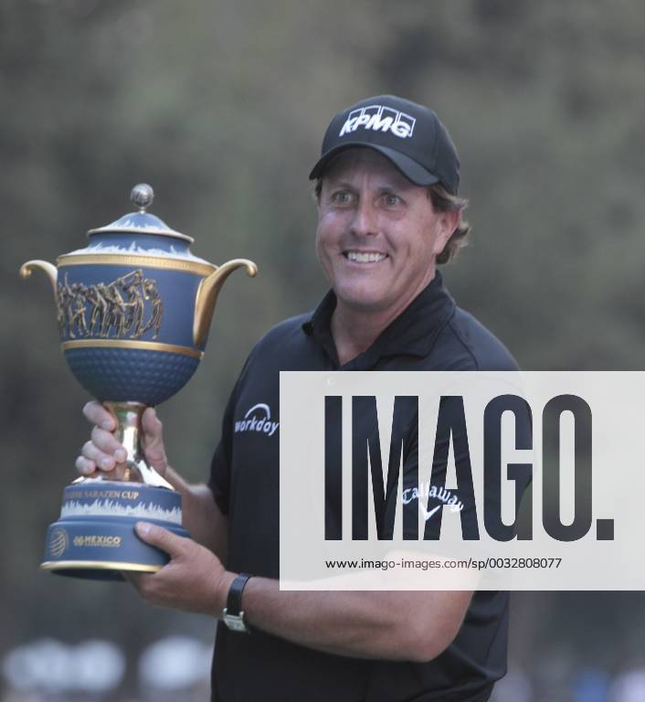 US golfer Phil Mickelson holds the Cup during the final of the World Golf Championship Mexico, at the Golf Club Chapultepec, in Mexico City, Mexico, 4 March 2018. World Golf Championship Mexico !ACHTUNG: NUR REDAKTIONELLE NUTZUNG!