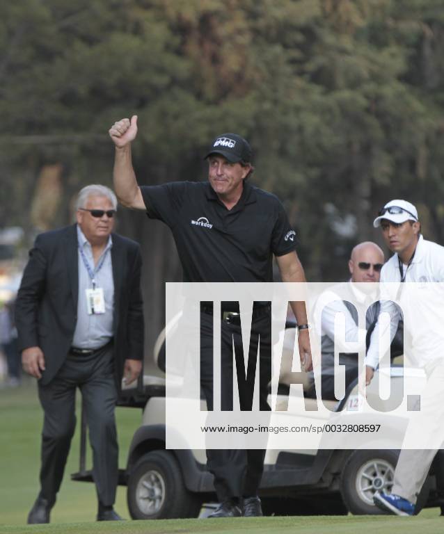 US golfer Phil Mickelson celebrates his victory during the final of the World Golf Championship Mexico, at the Golf Club Chapultepec, in Mexico City, Mexico, 4 March 2018. World Golf Championship Mexico !ACHTUNG: NUR REDAKTIONELLE NUTZUNG!