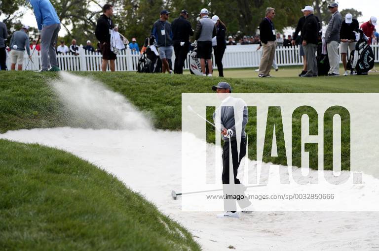 Palm Harbor, Florida, U.S. - Tiger Woods works out at the practice green moments before driving the first tee while playing the Copperhead Course on Thursday during the first round of the Valspar Championship at the Innisbrook Golf and Spa Resort in Palm Harbor. Golf 2018: Valspar Championship Pro-Am - ZUMAs70_ 20180308_zan_s70_014