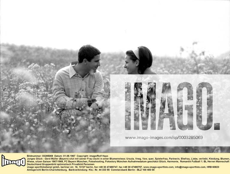 Junges Glück - Gerd Müller (Bayern) sitzt mit seiner Frau Uschi in einer Blumenwiese Fußball 1. BL Herren Saison 1967 1968, FC Bayern München, Fotoshooting, Fotostory Gruppe Aufnahmedatum geschätzt München Glück, Harmonie, Romantik Fußball 1. BL Herren Saison 1967 1968, FC Bayern München, Fotoshooting, Fotostory Gruppe Aufnahmedatum geschätzt München Glück, Harmonie, Romantik