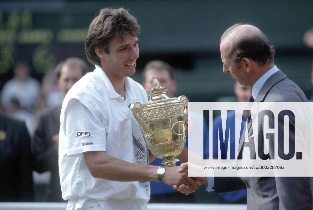 Wimbledon Sieger Michael Stich (Deutschland, li.) bekommt die Trophäe von Edward George Nicholas, Herzog von Kent, überreicht Tennis Herren All England Championship 1991, Grand Slam, ATP Tour, Endspiel, Finale Gruppe Wimbledon London Freude, Tennis Herren All England Championship 1991, Grand Slam, ATP Tour, Endspiel, Finale Gruppe Wimbledon London Freude,