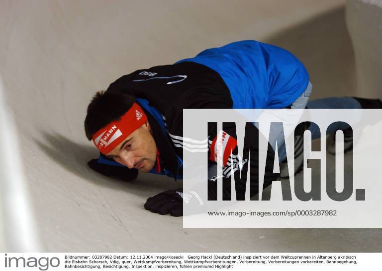 Georg Hackl (Deutschland) inspiziert vor dem Weltcuprennen in Altenberg akribisch die Eisbahn Rennrodeln Herren Weltcup 2004 2005, Welt Cup, Worldcup, World, WC, Rodeln, Rennschlitten, Rennschlittensport Einzelbild Altenberg Rennrodeln Herren Weltcup 2004 2005, Welt Cup, Worldcup, World, WC, Rodeln, Rennschlitten, Rennschlittensport Einzelbild Altenberg
