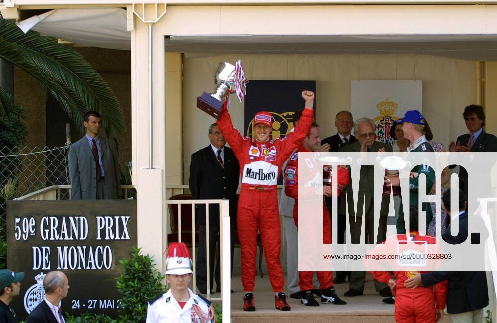 Siegerehrung, v.li.: Michael Schumacher (Deutschland), Rubens Barrichello (Brasilien beide Ferrari), Fürst Rainier von Monaco und Eddie Irvine (Nordirland Jaguar-Racing) Motorsport Grand Prix Herren Großer Preis von Monaco 2001, Formel 1 Weltmeisterschaft, GP, WM, F1, F, Vdig Totale Circuit de Monaco Monte Carlo Freude,