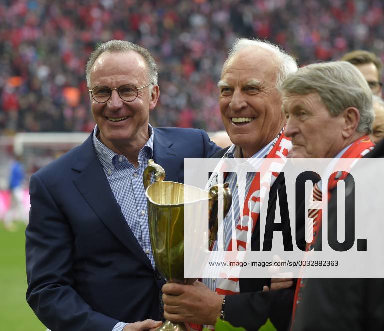 Soccer 1 Liga 2017 2018 26 Matchday FC Bayern München Hamburger SV in the Allianz Arena Munich v l Chairman of the Board Karl Heinz Rummenigge FC Bayern Munich and Bulle Franz Roth Germany