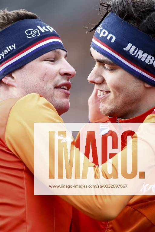 - SPORT AMSTERDAM, Schaatsen, WK Allround 2018, seizoen 2017-2018, Olympisch Stadion, De Coolste Baan van Nederland, 11-03-2018, Sven Kramer (l) feliciteert Patrick Roest (r) WK Schaatsen Allround 11 maart x2048350x