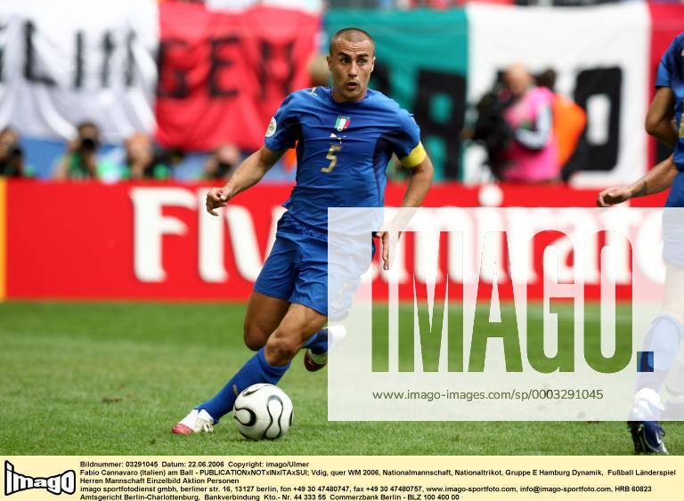 Fabio Cannavaro (Italien) am Ball - Fußball Länderspiel Herren WM 2006, Nationalmannschaft, Nationaltrikot, Gruppe E Einzelbild Hamburg Dynamik, Fußball Länderspiel Herren WM 2006, Nationalmannschaft, Nationaltrikot, Gruppe E Einzelbild Hamburg Dynamik,