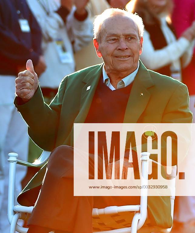Augusta, GA, USA - Honorary Starter Arnold Palmer gives the thumbs up to fans as they applaud at Augusta National Golf Club on April 7, 2016, Augusta, Ga. Amy Saunders strives to build on her father Arnold Palmerâ€⠢s legacy - ZUMAm67_ 20160407_zaf_m67_143