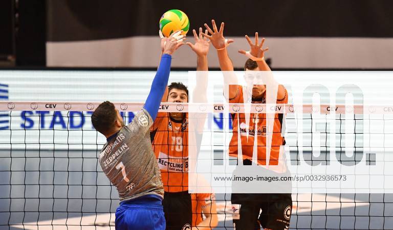 Athanasios Protopsaitis Friedrichshafen at the back smash Pierre Pujol BR Volleys and Graham Vigrass BR Volleys BR Volleys Berlin VfB Friedrichshafen Volleyball CEV Champions League 2017 2018 CEV Men Men Men Men Volleyball First legGermany Germany Max Schmeling Halle Berlin 14 3 2018