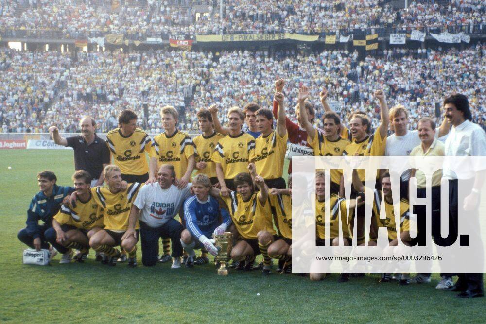 Fußball, DFB-Pokalfinale 1988 1989, Borussia Dortmund - SV Werder Bremen DFB Pokalsieger BVB, hi.v.li.: Trainer Köppel, Dickel, Helmer, Zorc, Conrad, Henke, Storck, Torwart Meyer, Kroth, Rummenigge, Ruländer, Huber, Gerster, vorn: xxx, Breitzke, Kutowski, Wiegand, Torwart de Beer, Möller, Mill, McLeod, Lusch Fußball Herren DEUTSCHSPRACHIGE SPORTZEITSCHRIFTEN UND -ZEITUNGEN NUR NACH RÜCKSPRACHE - DFB Pokal 1988 1989 Totale Siegerfoto Berlin Freude, Begeisterung, Fußball Herren DEUTSCHSPRACHIGE SPORTZEITSCHRIFTEN UND -ZEITUNGEN NUR NACH RÜCKSPRACHE - DFB Pokal 1988 1989 Totale Siegerfoto Berlin Freude, Begeisterung,