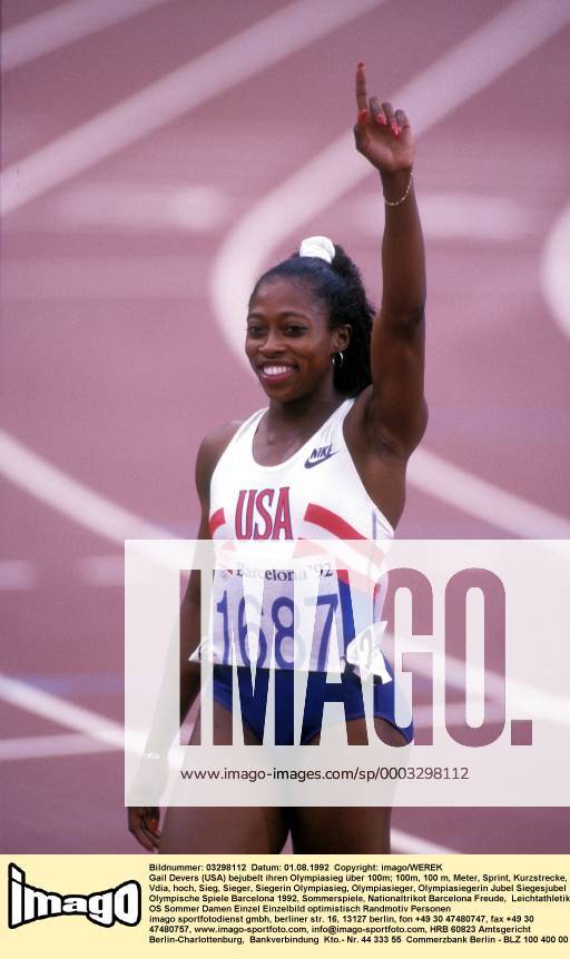 Gail Devers (USA) bejubelt ihren Olympiasieg über 100m Leichtathletik OS Sommer Damen Olympische Spiele Barcelona 1992, Sommerspiele, Nationaltrikot Einzelbild Barcelona Freude, Leichtathletik OS Sommer Damen Olympische Spiele Barcelona 1992, Sommerspiele, Nationaltrikot Einzelbild Barcelona Freude,