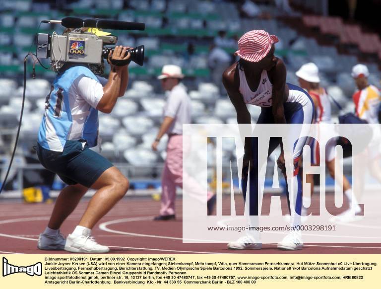 Jackie Joyner Kersee (USA) wird von einer Kamera eingefangen Leichtathletik OS Sommer Damen Olympische Spiele Barcelona 1992, Sommerspiele, Nationaltrikot Gruppe Aufnahmedatum geschätzt Barcelona Leichtathletik OS Sommer Damen Olympische Spiele Barcelona 1992, Sommerspiele, Nationaltrikot Gruppe Aufnahmedatum geschätzt Barcelona