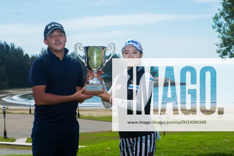 South Korean golfer Hong Ran, right, poses with her trophy after winning the 2018 Brunei Ladies Open golf tournament during the 2018 China LPGA Golf Damen Tour in Brunei, 19 March 2018. Hong goes wire-to-wire for Brunei win pbu771107_05